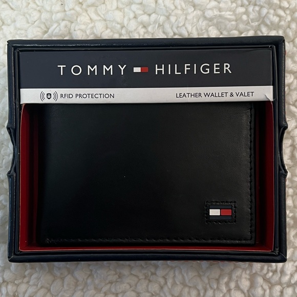 Tommy Hilfiger Other - Tommy Hilfiger Bi-fold, RFID Protected Passcase Black Leather Wallet